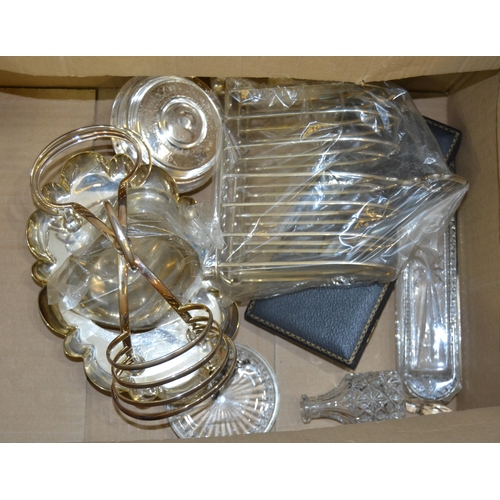 622 - Small quantity of various silver plated items, including a white metal mounted wooden cigarette box