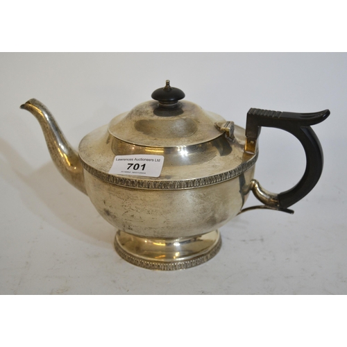 701 - Sheffield silver teapot by Walker & Hall, 17.9oz t