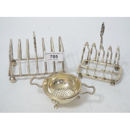 705 - Two silver toast racks and a silver tea strainer on stand, 10.5oz t