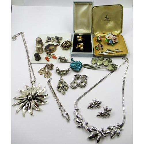 747 - Danish sterling silver floral pendant / brooch, marked N.E. From, together with a small quantity of ... 