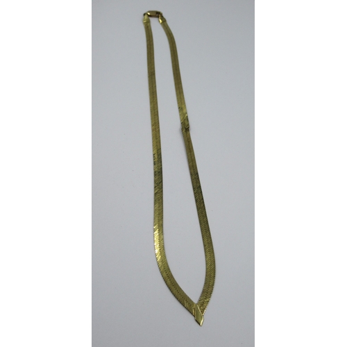 773 - 9ct Yellow gold necklace with engraved decoration, 7.6g