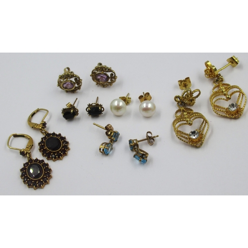 777 - Six pairs of various gold and yellow metal earrings