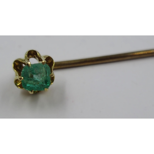 780 - Yellow metal stick pin set with emerald, 1g