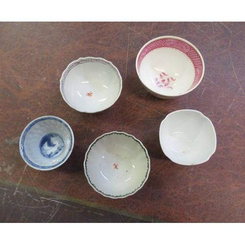 432 - Collection of eighteen 19th Century tea bowls to include Caughley