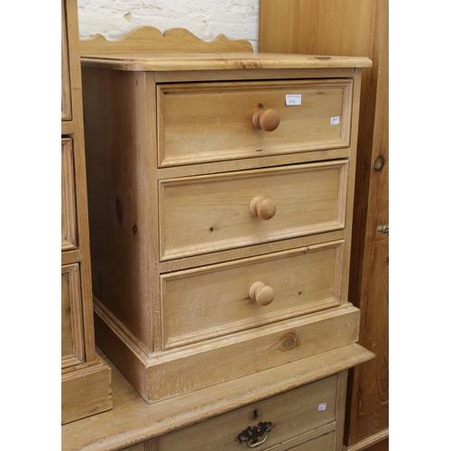 1490 - Reproduction pine chest of drawers, together with a pair of matching bedside cabinets