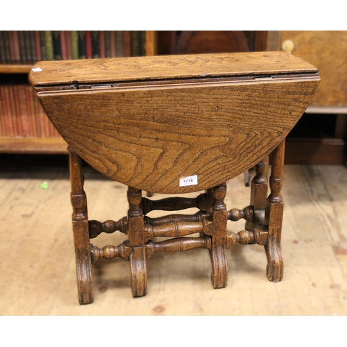 1718 - Small oak drop-leaf gateleg table, together with a reproduction mahogany single drawer side table