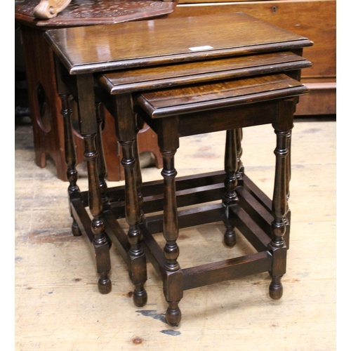 1752 - Nest of three 20th Century oak occasional tables