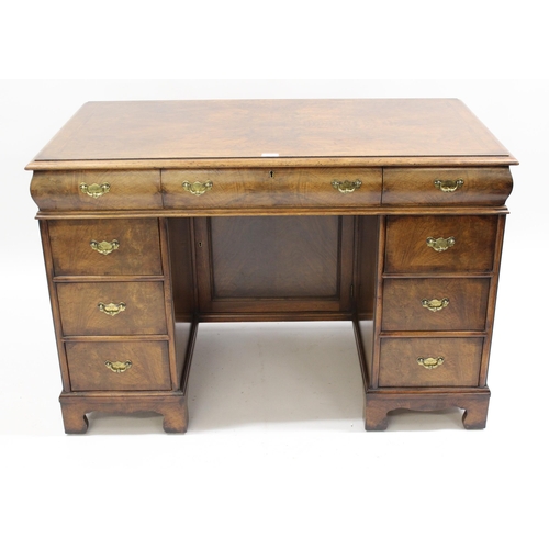 1797 - Good quality figured walnut kneehole desk in 18th Century style, the crossbanded top above nine draw... 