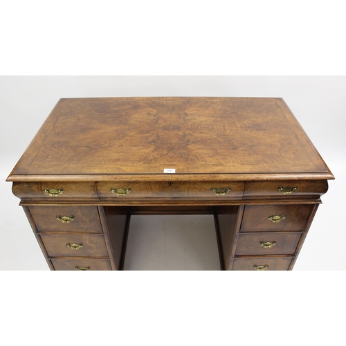 1797 - Good quality figured walnut kneehole desk in 18th Century style, the crossbanded top above nine draw... 