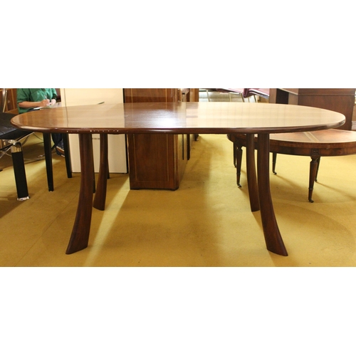 1894 - 20th Century mahogany oval dining table on outswept supports