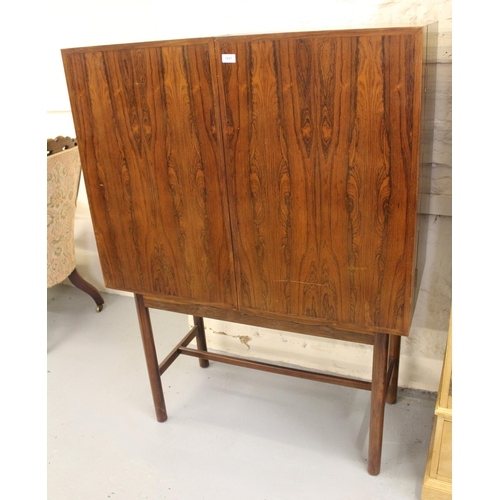 1897 - Good quality mid 20th Century exotic hardwood drinks cabinet on stand, the flush panelled doors encl... 