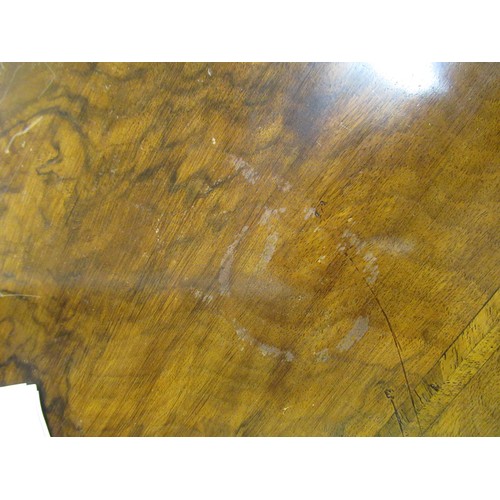 1797 - Good quality figured walnut kneehole desk in 18th Century style, the crossbanded top above nine draw... 