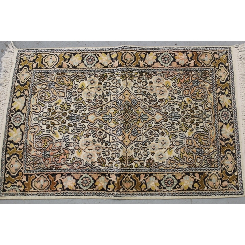 5 - Small cotton rug with a medallion and floral design on a pale ground with borders, 90 x 61cm