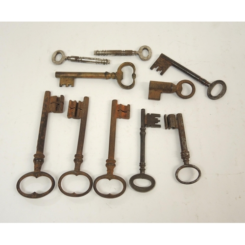 54 - Group of ten various antique iron and steel keys, inlcuding two early keys from Chubb, 128 Queen Vic... 