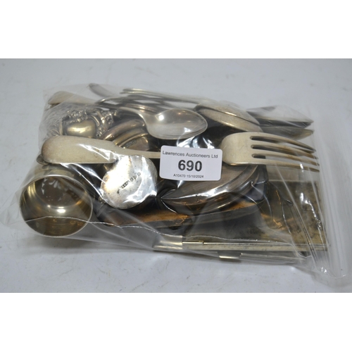 690 - Quantity of various scrap silver items and a small quantity of flatware etc.