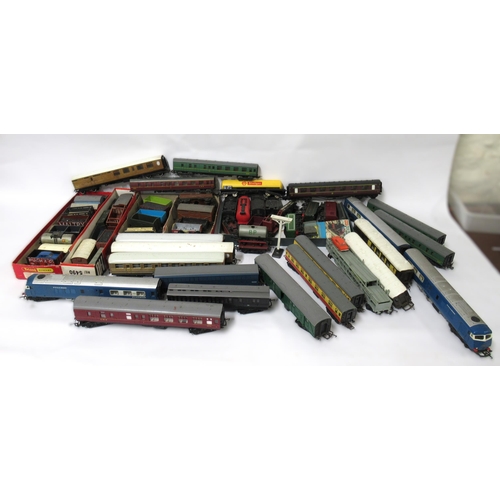 73 - 00 Gauge railway set including Hornby, Lima and Replica Railways with unboxed locomotives, goods wag... 