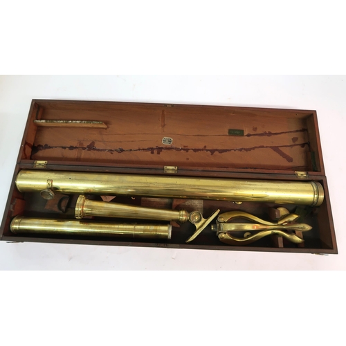 89 - Early 19th Century gilt brass library telescope, the mahogany case labelled Gilbert & Company, Leade... 