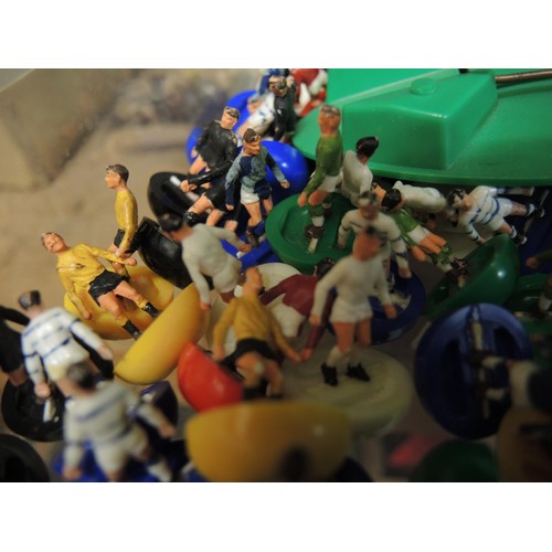 325 - Large quantity of Subbuteo football and cricket figures and other related items