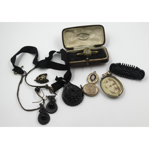 1068 - Bag containing a small quantity of various 19th and early 20th Century mourning brooches etc.