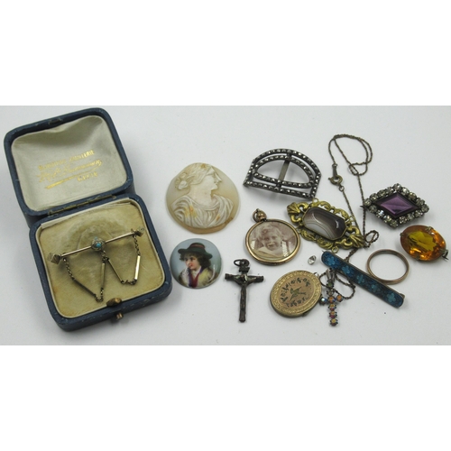 1069 - Small bag containing a quantity of various antique jewellery, including brooches etc.