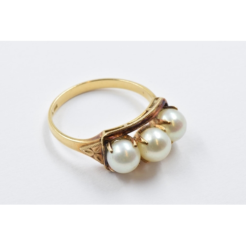 1092 - 18ct Gold ring set three cultured pearls, size M, 3.7g