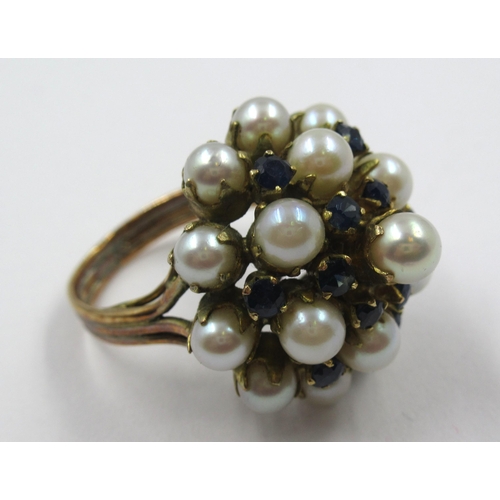 1112 - Cultured pearl and sapphire set dome design ring with a yellow metal shank, size I