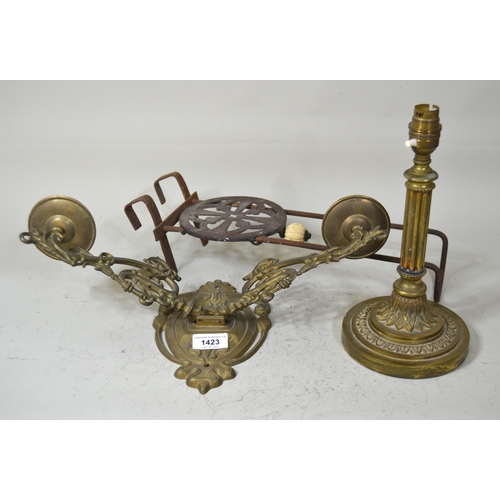 1423 - Brass twin light wall sconce, brass Corinthian column table lamp and a trivit