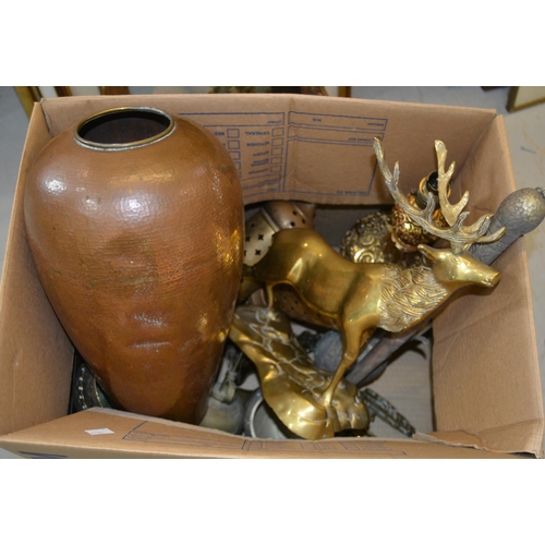 1431 - Box of various decorative copper and brass including a hand beaten copper vase, a lamp etc.