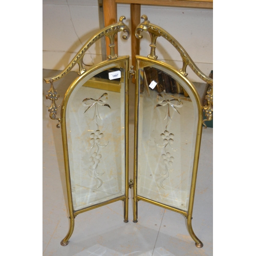 1487 - Mirrored brass folding spark guard, 82cm x 55cm wide