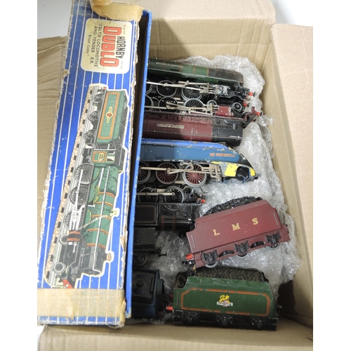 167 - Box containing a large collection of 00 gauge railway, locomotives and accessories with various boxe... 