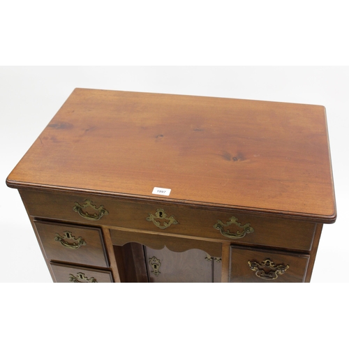 1997 - Small George III mahogany kneehole desk, the moulded top above seven drawers surrounding a central k... 