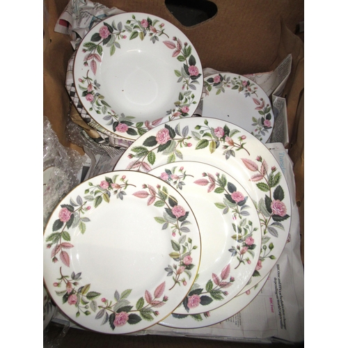 499 - Large quantity of Wedgwood Hathaway Rose dinner, tea and coffee ware