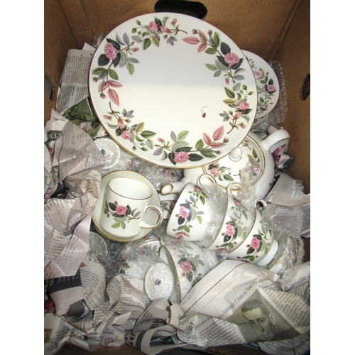 499 - Large quantity of Wedgwood Hathaway Rose dinner, tea and coffee ware