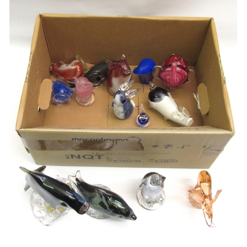 541 - Box containing a quantity of various glass figures of birds and animals