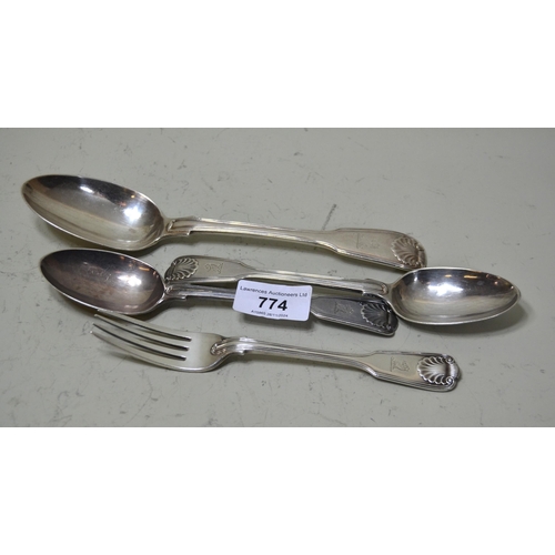 774 - Victorian silver Fiddle, Thread and Shell pattern tablespoon, two dessert spoons and a fork, 9.2oz t