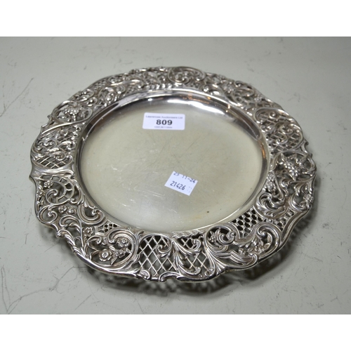 809 - Circular silver shallow dish with pierced and floral border, London 1895, 11.5oz t