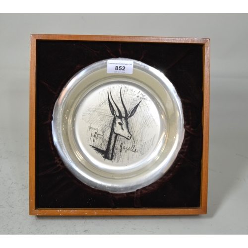 852 - Circular sterling silver plate after a design by Bernard Buffet, 6.5oz t, housed in a wooden case