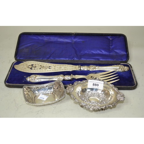 880 - Two silver trinket dishes, 4.5oz t, together with a cased pair of plated fish servers