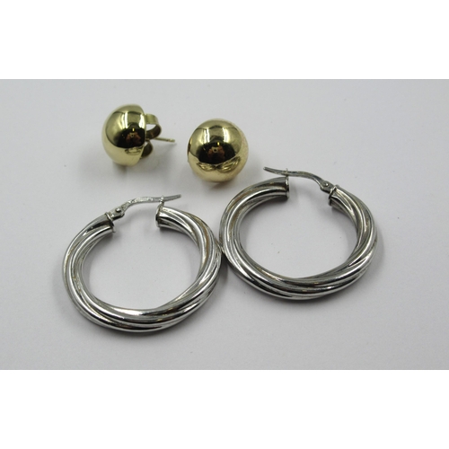 990 - Two pairs of 9ct gold earrings, 4.3g