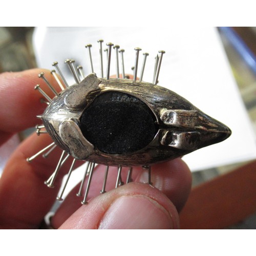 1011 - Silver pin cushion in the form of a hedgehog