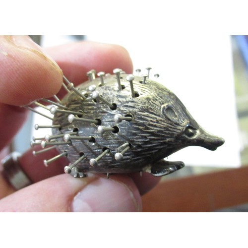 1011 - Silver pin cushion in the form of a hedgehog