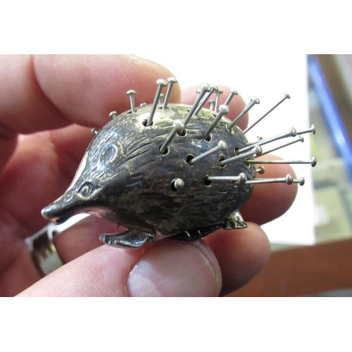 1011 - Silver pin cushion in the form of a hedgehog