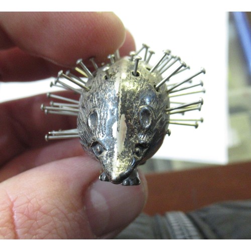 1011 - Silver pin cushion in the form of a hedgehog