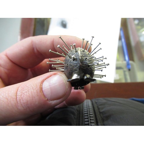 1011 - Silver pin cushion in the form of a hedgehog