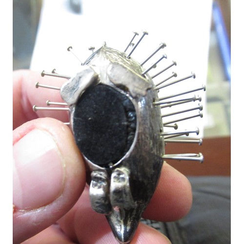 1011 - Silver pin cushion in the form of a hedgehog