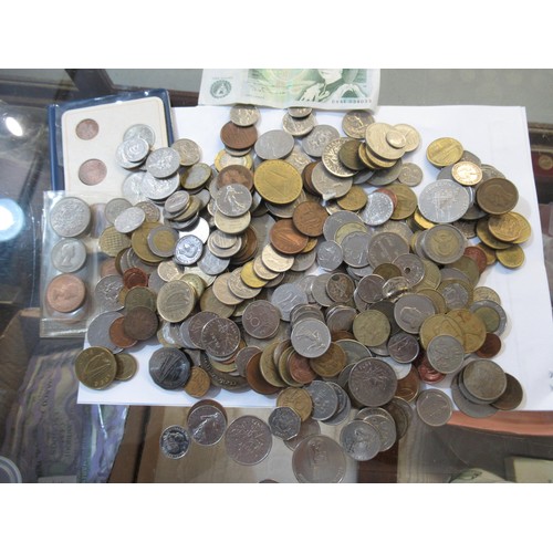 929 - Quantity of Great Britain coinage, including Georgian pennies, together with other World coinage