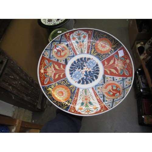 613 - Pair of Japanese circular Imari pattern plates, 22cm diameter, together with another Imari wall plat... 