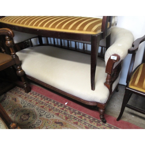 1967 - Edwardian walnut drawing room sofa, with beige linen upholstery, on turned supports with casters