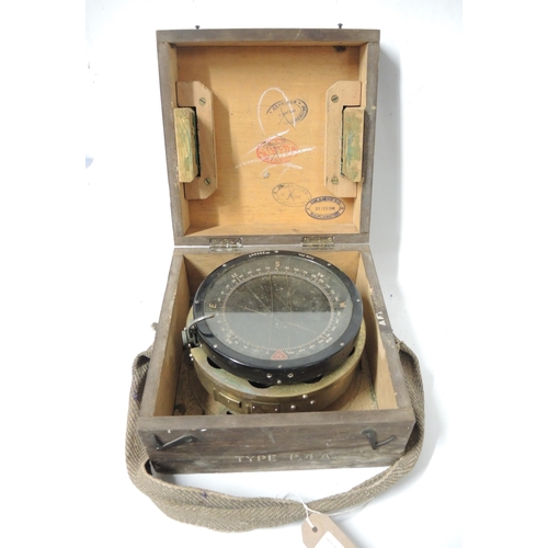 284 - World War II type P4A compass in original wooden case