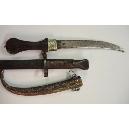 291 - World War I bayonet, together with a dagger with wooden handle and brass sheath